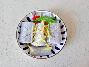 带鱼加上姜丝，葱段，小米椒。