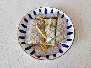 带上手套抓拌均匀腌制半小时。