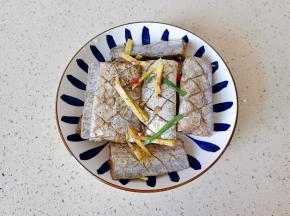 带上手套抓拌均匀腌制半小时。