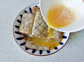 把鸡蛋液倒入腌制好的带鱼里面，让每一块带鱼都蘸上蛋液。
