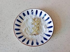 带鱼放在淀粉里裹一层粉。