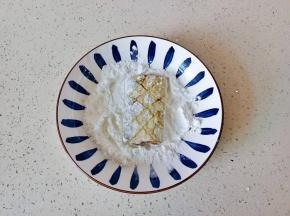 带鱼放在淀粉里裹一层粉。