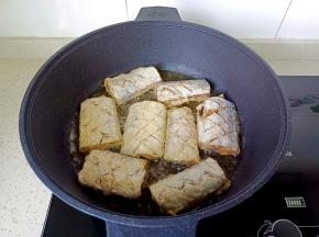 锅里放宽油，油温五成热放带鱼开大火煎。