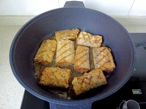 大约煎2－3分钟，煎到带鱼两面金黄即可盛盘。