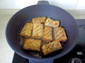 大约煎2－3分钟，煎到带鱼两面金黄即可盛盘。