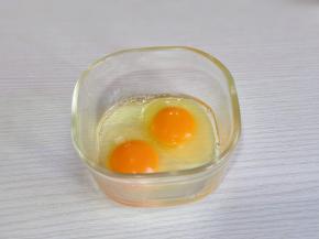 鸡蛋磕碗中。
