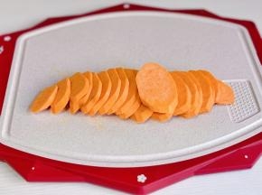 去皮的红薯切片。