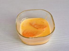 每片红薯均匀裹上蛋液。