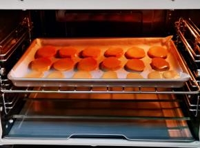 入烤箱中层，上下195度烤15分钟。