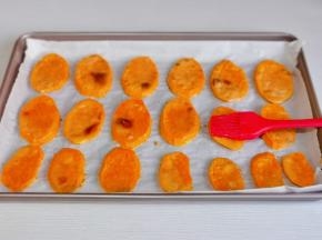 取出刷上蜂蜜。