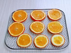 摆放在烤网上。