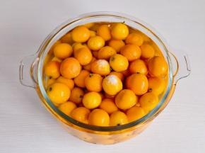 金桔，柠檬冲洗干净，加盐搅拌均匀泡15分钟。