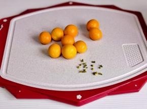 去掉金桔的蒂。