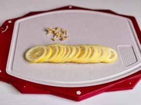 柠檬切片，籽去掉。（不然会苦）