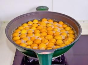 锅中水烧开，倒入金桔，再次烧开捞出过冷水。