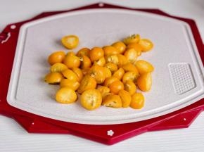 一个金桔切两半，籽不要去掉，籽有化痰作用。