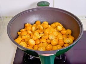 全部切好的金桔倒入锅中。