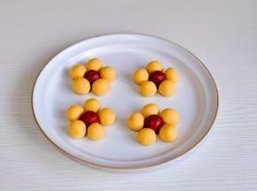 五个面团拼一朵花，中间放一半红枣。