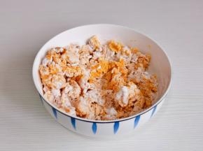 搅拌絮状。（糯米粉可以根据实际情况增减）