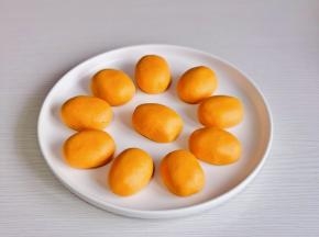 搓成均匀大小的小面团摆盘。