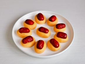 红枣去核一剪二，按压在糯米团上即可。