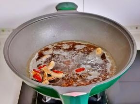 锅中加水，冰糖，酒酿，红枣烧开。