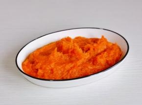 提前蒸熟的南瓜压成泥，放入耐高温碗中。