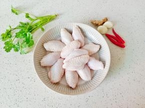准备鸡翅一盘，小米椒，香菜与配料。