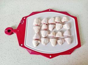 鸡翅提前清水浸泡半小时，放在砧板切一分为二。