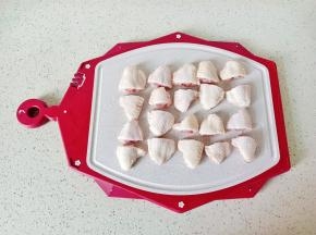 鸡翅提前清水浸泡半小时，放在砧板切一分为二。