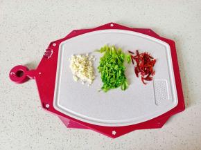 蒜，香菜，干辣椒分别切好备用。