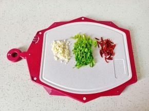 蒜，香菜，干辣椒分别切好备用。