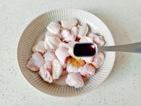 鸡翅放在盘子里，放生抽一勺。