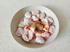 加13香抓拌均匀。