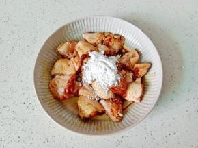 最后加淀粉2勺拌一下，腌制15分钟入味。