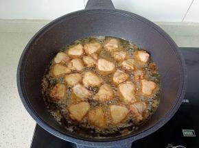 锅里多放宽油，油温五成五成热，放入鸡翅大火煎。