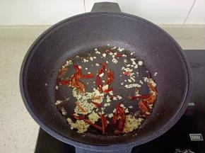 锅里放少许食用油，放蒜末，辣椒丝炒香。