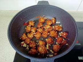 加入煎好的鸡翅翻炒一下。