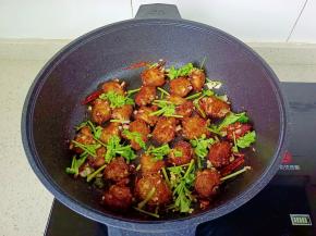 最后放香菜丝翻炒一下即可。