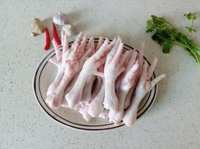 准备一份鸡爪，香菜，配料。