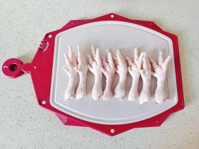 鸡爪剪去指甲，可以多剪一点方便脱骨。