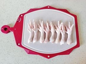 鸡爪剪去指甲，可以多剪一点方便脱骨。