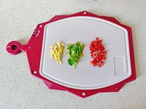 生姜，香菜，小米椒分别切好备用。