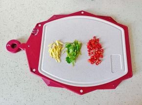 生姜，香菜，小米椒分别切好备用。