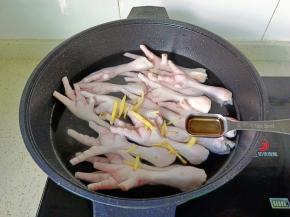 鸡爪冷水下锅，加入生姜丝，料酒开始焯水。