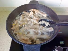 焯水期间撇去浮沫，大火煮8分钟就捞出。