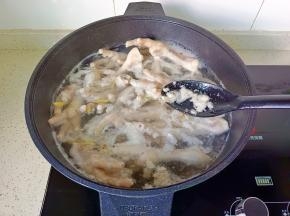 焯水期间撇去浮沫，大火煮8分钟就捞出。