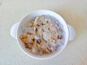 鸡爪放冰水里，静置十分钟。