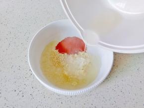 容器里放入辣椒粉，蒜末，芝麻，淋上热油。