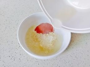 容器里放入辣椒粉，蒜末，芝麻，淋上热油。